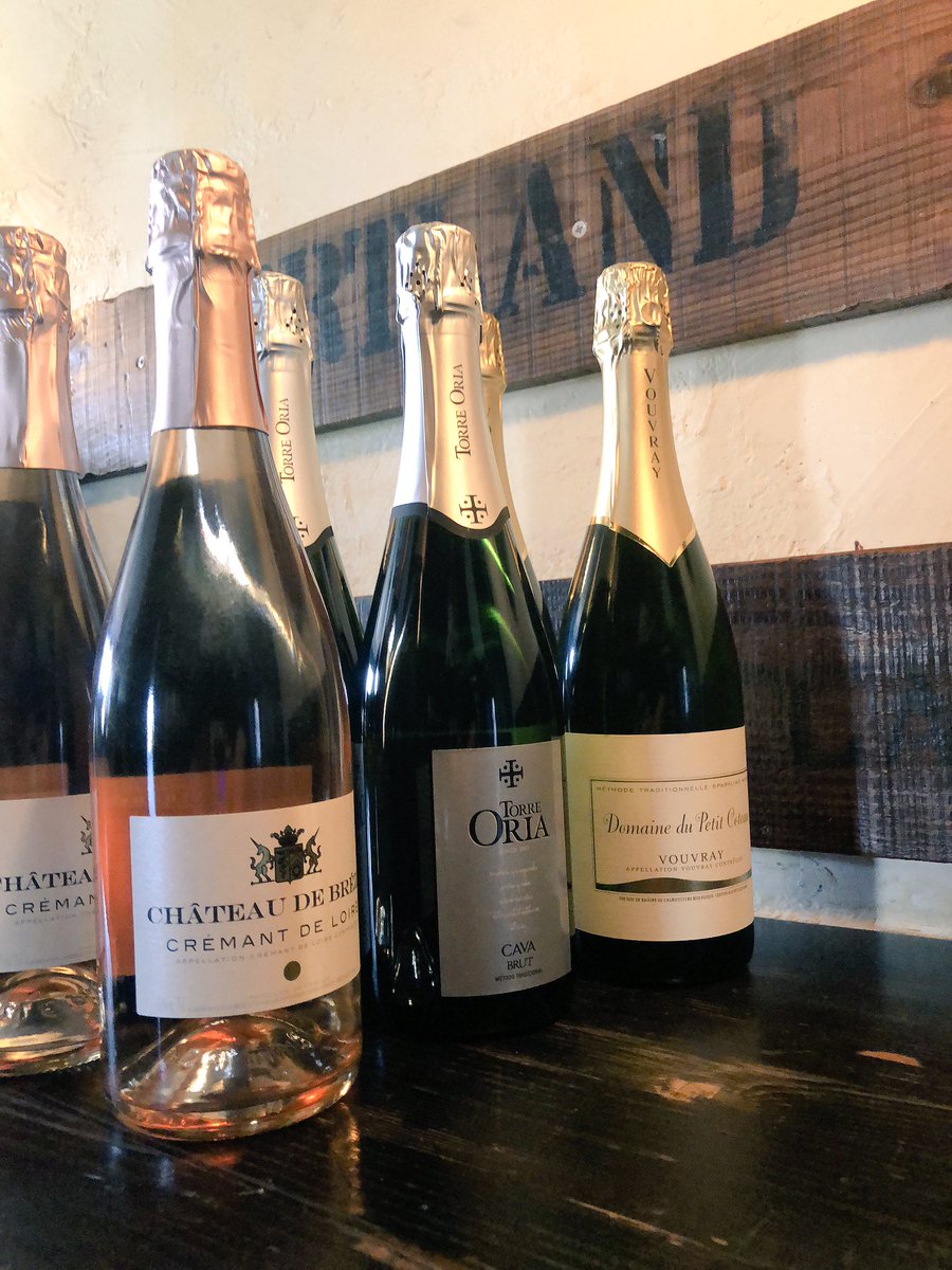 Weekdays are great for brunch &amp; lunch meetups with friends. Share a bottle of wine with the table, and get $10 off the bottle! #clinkpopfizz .

#pdx #portlandoregon #portland #trinketpdx #letsdrink #sepdx #pdxspecials #laurelhurst #brunch #winewithfriends