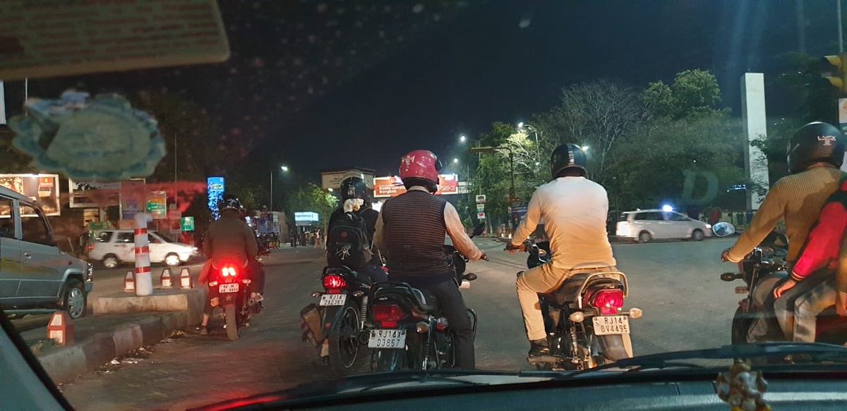 avinashkalla's tweet image. That irritating and annoying moment , when you are stopped to make non stop way for a politician. Who gives them this privilege of making people wait. Is our time less valuable than theirs?? #stopVIPculture @SachinPilot @ashokgehlot51 #Jaipur
