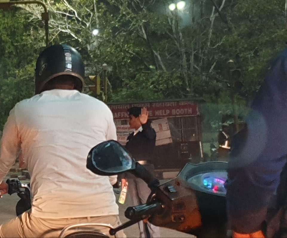 avinashkalla's tweet image. That irritating and annoying moment , when you are stopped to make non stop way for a politician. Who gives them this privilege of making people wait. Is our time less valuable than theirs?? #stopVIPculture @SachinPilot @ashokgehlot51 #Jaipur