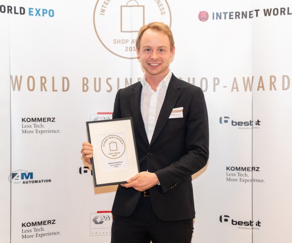 visunext_DE's tweet photo. 🏆 | Beim diesjährigen 9. INTERNET WORLD BUSINESS Shop-Award 2019 konnten wir mit Beamershop24 den 2. Platz in der heiß umkämpften Kategorie “Bester B2B Shop” erringen. Wir sind sehr stolz auf diese Auszeichnung!

👉https://t.co/hQEstX2JeJ

Bildquelle: Daniel Ingold Photography https://t.co/m0zLNdRMfp