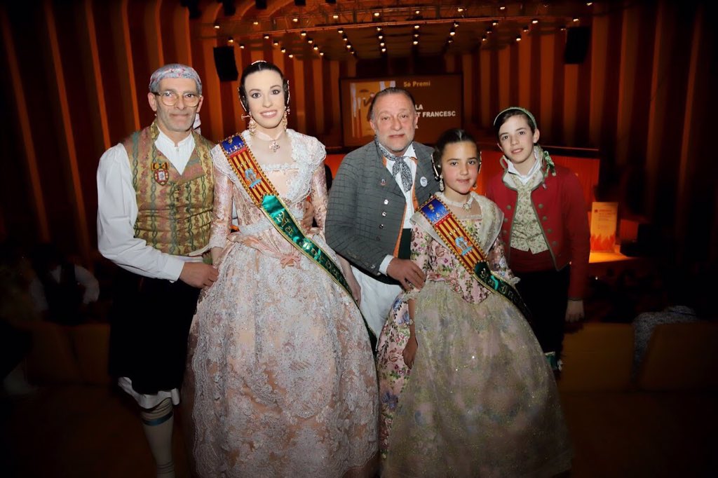 najordana's tweet photo. Hem volgut esperar a tindre esta instantànea per a agrair als col·laboradors i col·laboradores del #llibret19 de Na Jordana, la seua inestimable aportació, perquè aquest premi és de tots i totes vosaltres.
GRÀCIES DE TOT COR! https://t.co/D7KiY0k1Kc