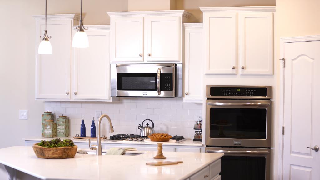 LennarCharNC's tweet photo. What's your favorite WHITE feature in this kitchen? #WhiteKitchens #YouChoose #InteriorDesign #EverythingsIncluded #KitchenDesign
A. White cabinets
B. White countertops
C. White subway tile 
D. EVERYTHING!
https://t.co/8juxlYaLWo https://t.co/6TwUydVWBs