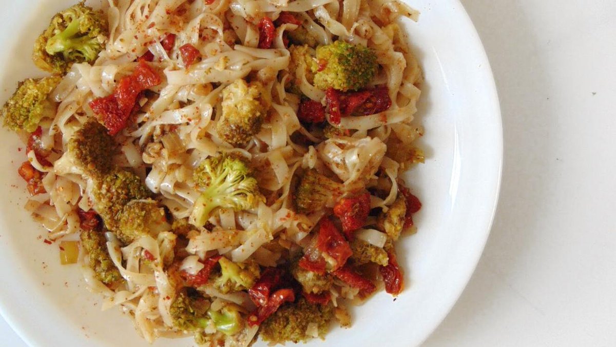 Pasta con #brócoli y tomates secos. RECETA: tastydetails.com/pasta-con-broc…