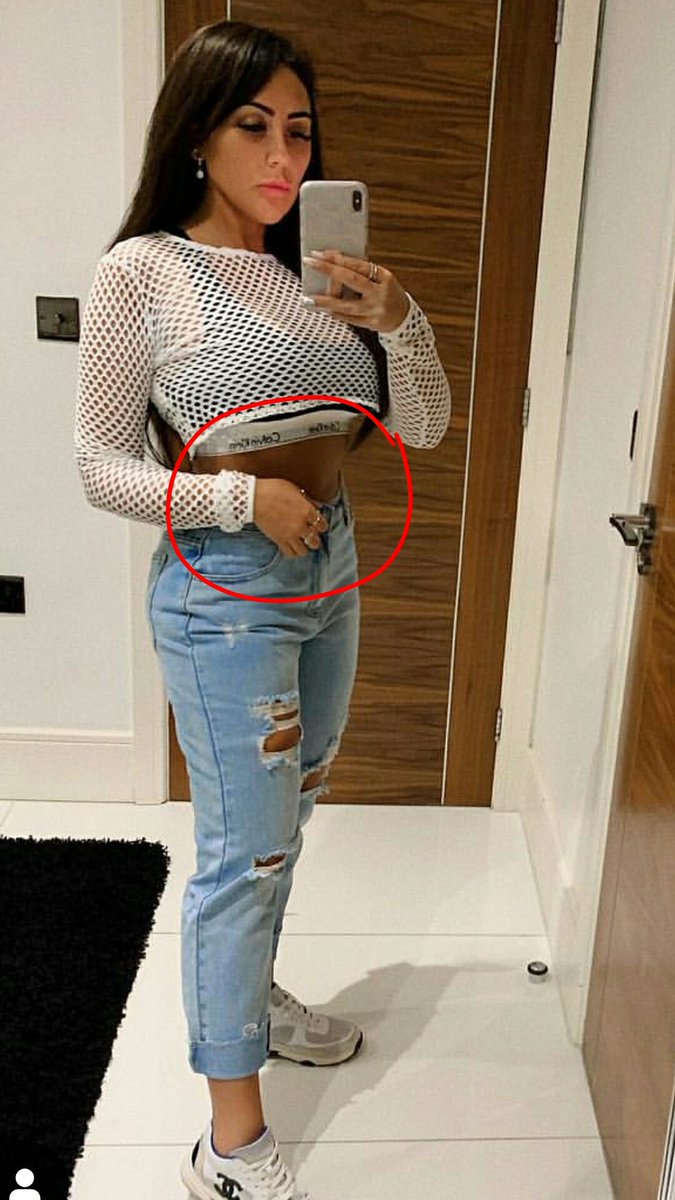 Wtf is on your stomach??? Did you photoshop your stomach the colour of the door? Or is it to much spraytan??? <a href="/SophieKasaei_/">Sophie Kasaei</a>  #tomuchtan  #spraytangonewrong  #nowaycabriolay