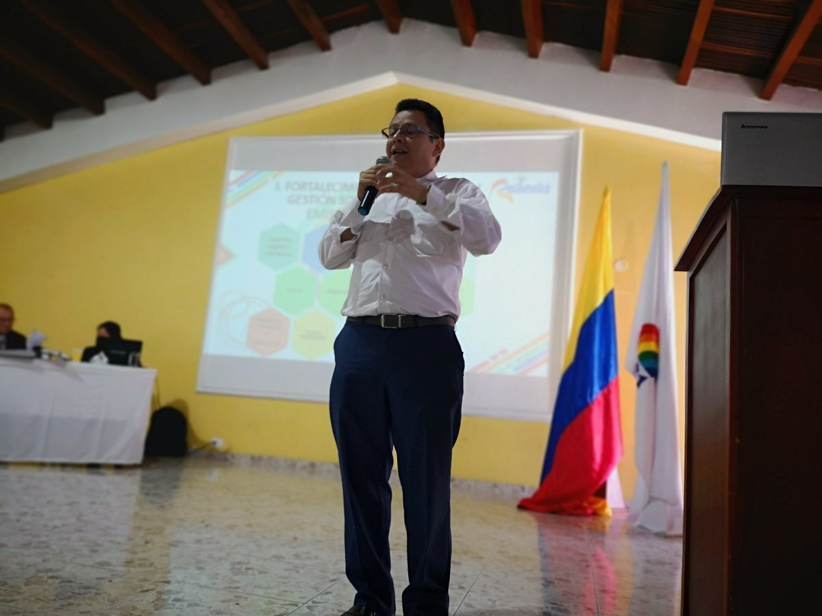 Resander_'s tweet photo. . @Fertibaduiza1 gerente de #Resander entrega a Asambleístas el informe de gestión 2018. Entre sus anuncios, comenta el avance en los trámites de renovación de licencias de las radios ante @MinTIC_responde. #RadioComunitaria https://t.co/GGX31UCeCQ