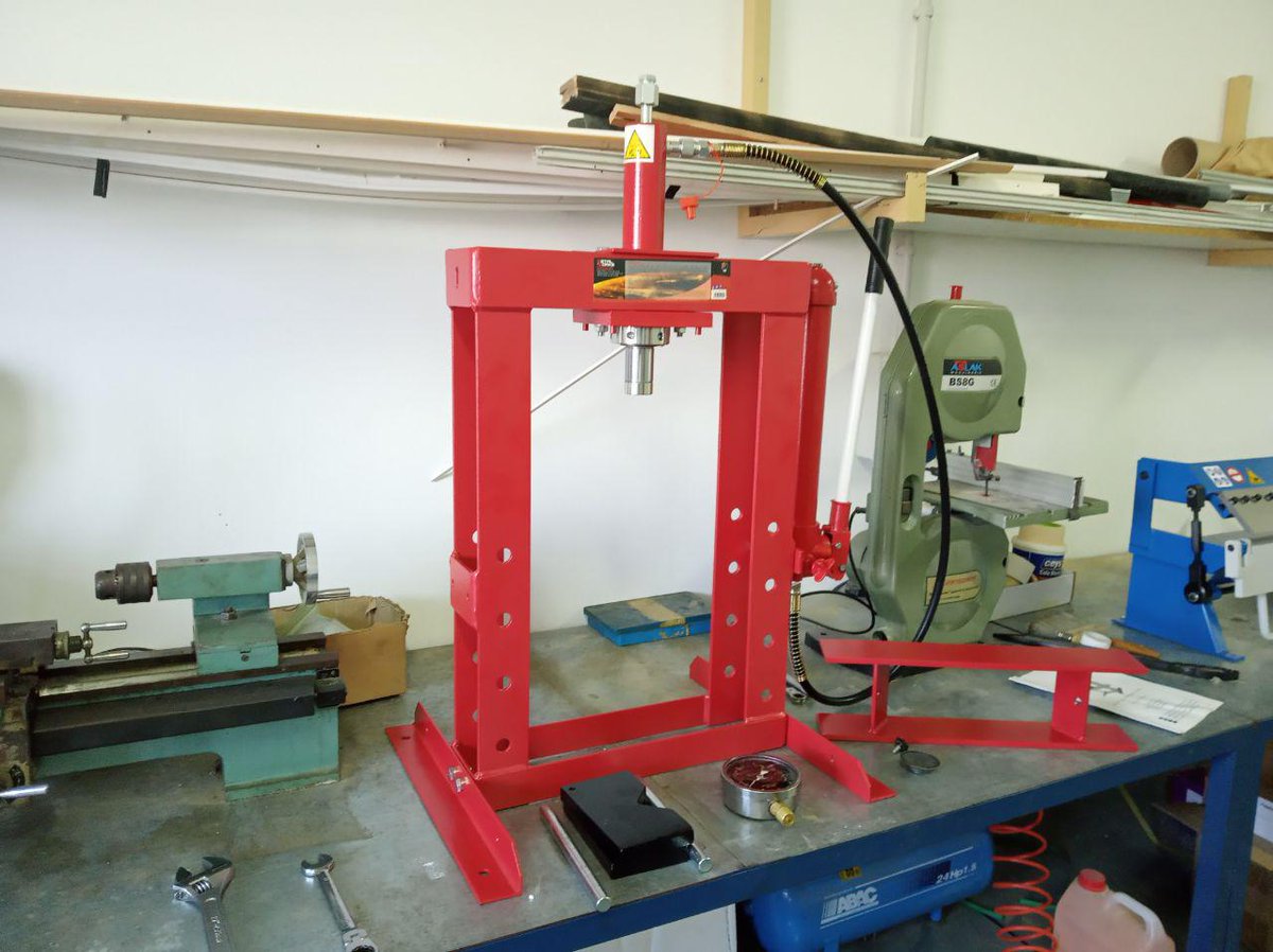 smartopenlab's tweet photo. Preparando nuestro taller con todas las herramientas y máquinas necesarias en el #LaboratorioDeFabricaciónDigital #FabLab #SOL #SmartOpenLab: banco de taller, CNC fresadora de precisión, cortadora láser, torno, etc. @EPCC_Unex @EstudiantesEPCC @infouex @FundecytPCTEX https://t.co/jWXp5wyYCG