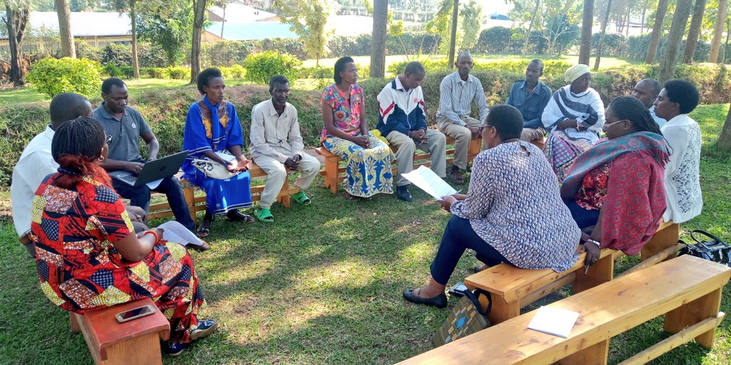 RwandaGender's tweet photo. Kuri iki gicamunsi,itsinda ry'abanditsi b'Ikinamico #Umurunga barimo kuganira n'Inshuti z'Umuryango zo muri @RuhangoDistrict,umurenge wa #Ruhango,akagali ka Munini n'urubyiruko rw'abanyeshuri mu rwego rwo kugenzura uko bumva ubutumwa butambuka muri iyi kinamico n'ibyakongerwamo. https://t.co/R9R2JDvYnT