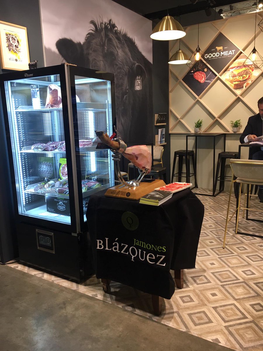 JamonBlazquez's tweet photo. Estamos en la feria de gastronomía #Horecatel en el espacio @wex_be del país belga.
Haciendo las delicias de todos los asistentes a este #WEXevent.
-----
#JamonesBlazquez #vip #horeca #corporateevents #Belgium #gastronomie https://t.co/MEhWByCwT4