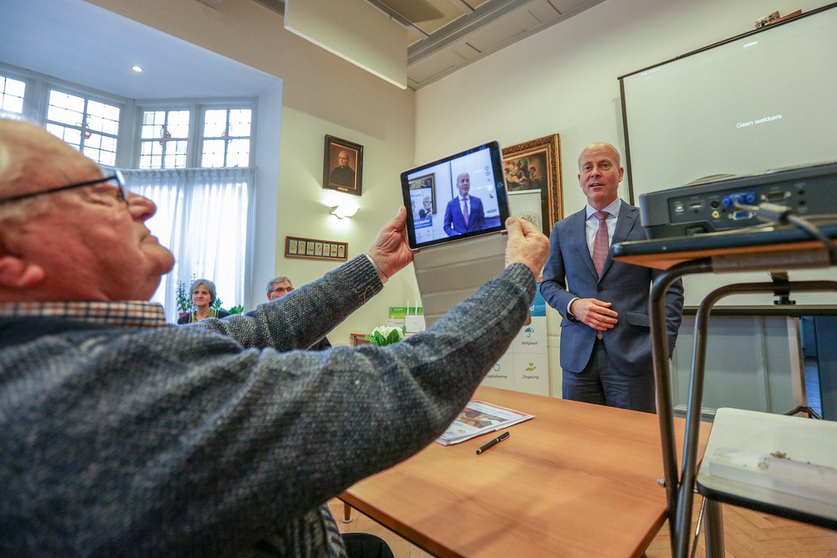 Staatssecretaris @RaymondKnops op bezoek bij iPad-cursus voor senioren in Zeist. Iedereen moet digitaal kunnen meedoen en deze cursussen helpen daarbij. Mooi initiatief van <a href="/kbo_pcob/">KBO-PCOB</a> en Algemene Seniorenvereniging Zeist.