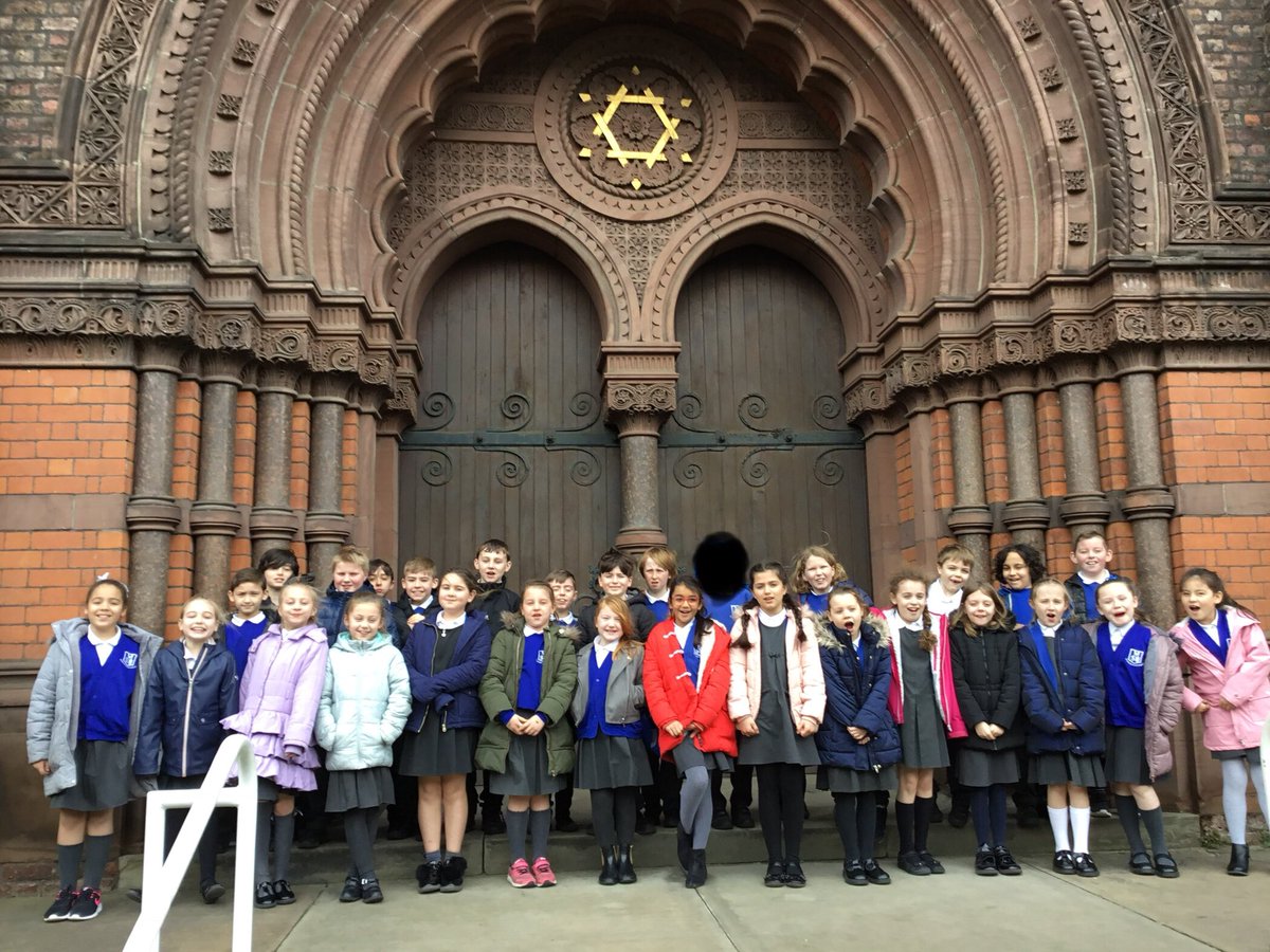 st_michaels_ham's tweet photo. 4X enjoying their visit to Princes Avenue Synagogue π we found out so much about the Jewish faith. What an amazing building ! #learningaboutfaith #judaism #primaryRe https://t.co/0EHFkNlDE2