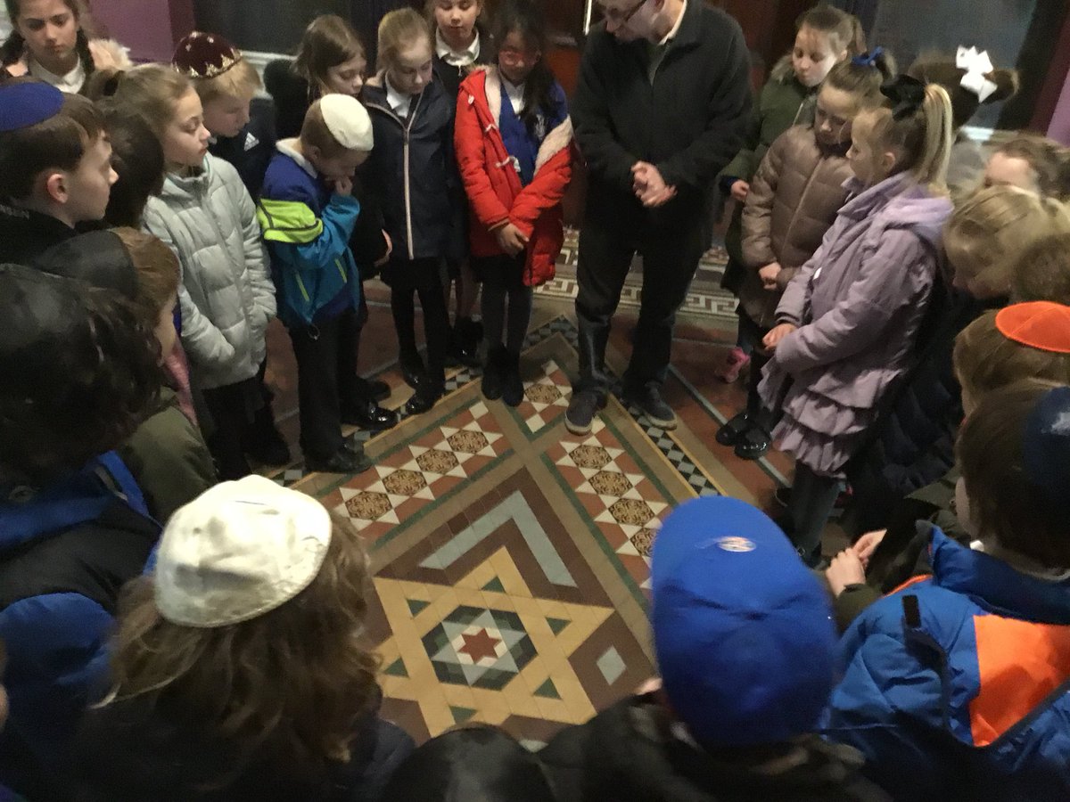 st_michaels_ham's tweet photo. 4X enjoying their visit to Princes Avenue Synagogue π we found out so much about the Jewish faith. What an amazing building ! #learningaboutfaith #judaism #primaryRe https://t.co/0EHFkNlDE2