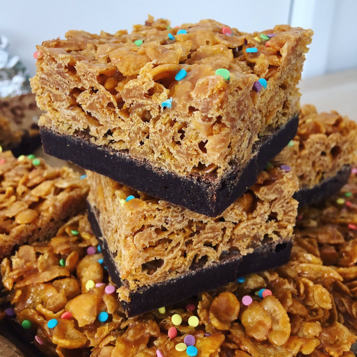 polkadotchester's tweet photo. Sneaky peak of a NEW BAKE that I’ll be making for Saturday (had to taste test a batch first 😉) the caramel cornflake brownie bar 🤤
#cornflakebars #caramelcornflake #caramelbrownies #chocolatebrownies #cake https://t.co/ei0ZeOGGH5