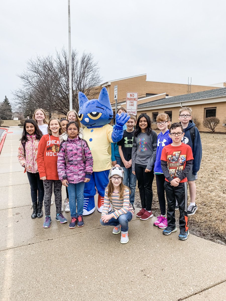 Pete the Cat made everyone’s morning! Reminding <a href="/steckeagles/">Steck Elementary</a> that the Book Fair is open after school today! #steck5 #futureready204 <a href="/JChristakes/">Janeen Christakes</a>