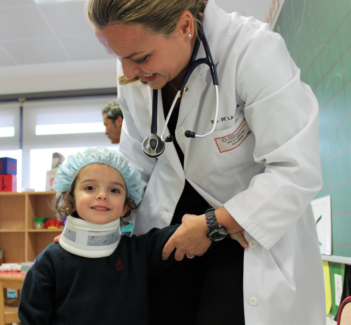 MontespinoEdu's tweet photo. En #Infantil hemos aprendido como curan a los enfermos dos padres y médicos de #urgencias del @chuac_c #AyudaALosDemás #ToBeMoreForOthers #PonTusTalentosAlServicioDeLosDemás #PadresImplicados #2B+ #Valores #FormaciónCompleta #Colegio #Coruña https://t.co/yUMp3Qc0xq