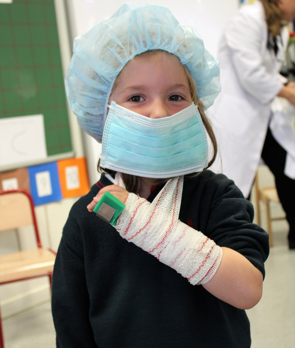 MontespinoEdu's tweet photo. En #Infantil hemos aprendido como curan a los enfermos dos padres y médicos de #urgencias del @chuac_c #AyudaALosDemás #ToBeMoreForOthers #PonTusTalentosAlServicioDeLosDemás #PadresImplicados #2B+ #Valores #FormaciónCompleta #Colegio #Coruña https://t.co/yUMp3Qc0xq