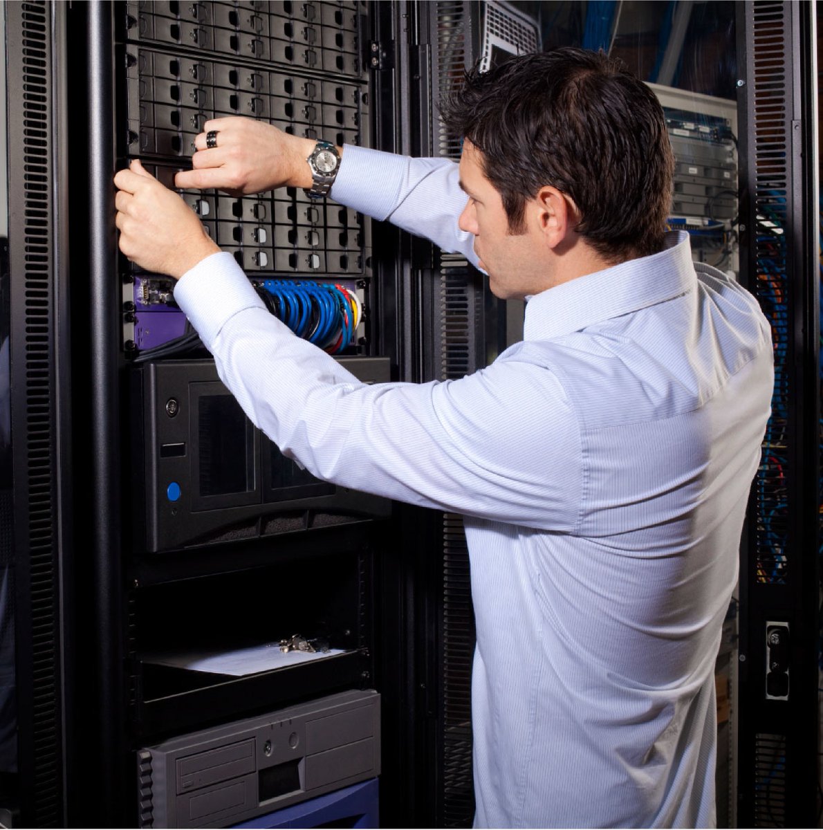 Сервер. Компьютерные системы и комплексы. Техник программист. Системный аналитик фото. Сетевое обслуживание компьютеров.