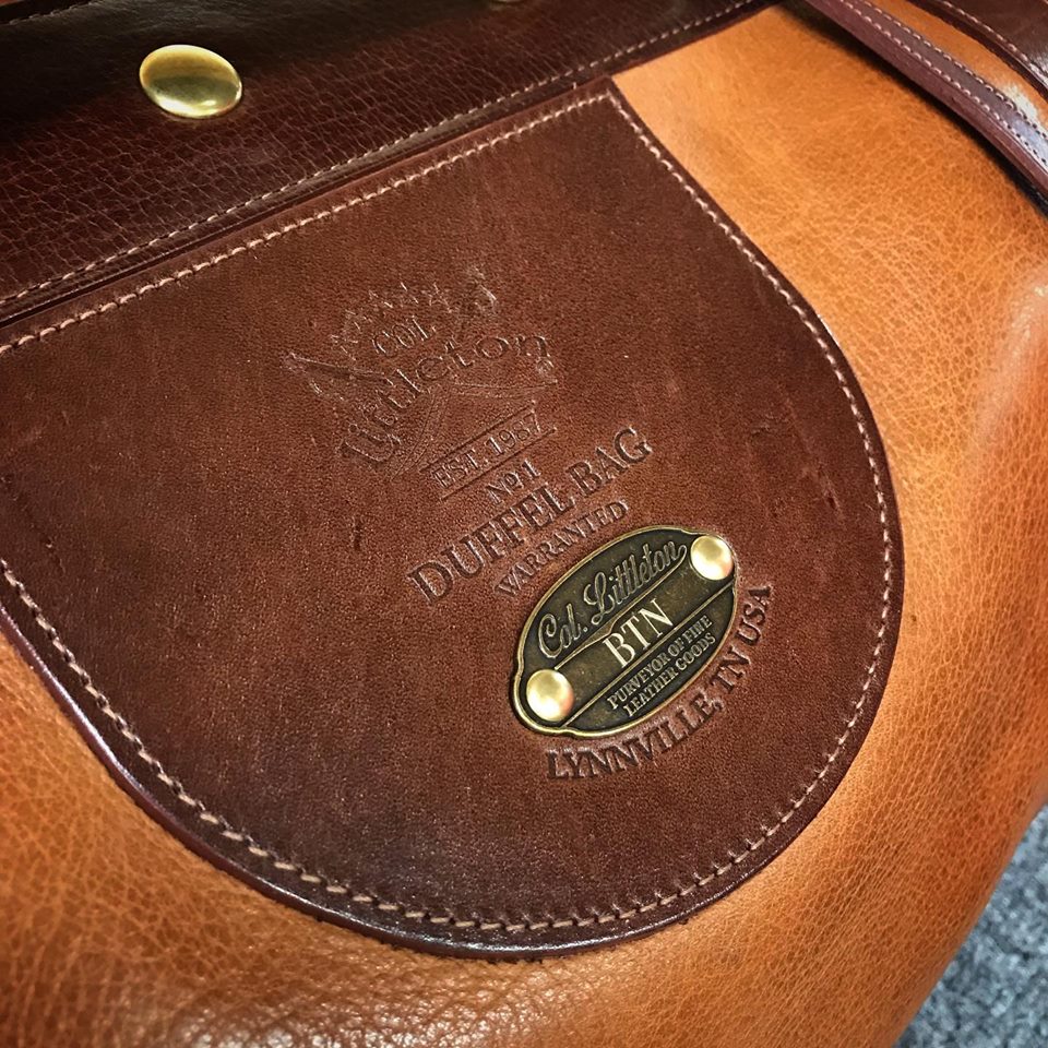 ColLittleton's tweet photo. Our No.1 Duffel Bag heading to a quaint little town in Mississippi!
#HomeTown #menswear #mensstyle #duffelbag #leatherduffel #leatherduffle #modernmenstreetstyle #modernmencasualstyle #modernmenclassicstyle #leather #leathergoods #handmade @scotsmanco @ErinRNapier @laurel_merc https://t.co/JZA2KhR0MM
