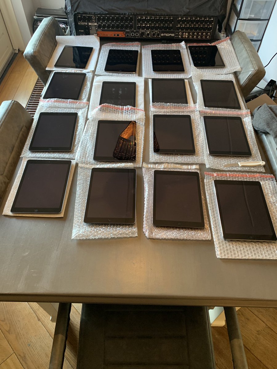 32 iPads controleren en installeren voor @UrkerZangers geen zware mappen meer.