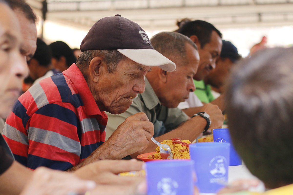 Recortan recursos a los comedores comunitarios de EPN

bit.ly/2u6gYlZ