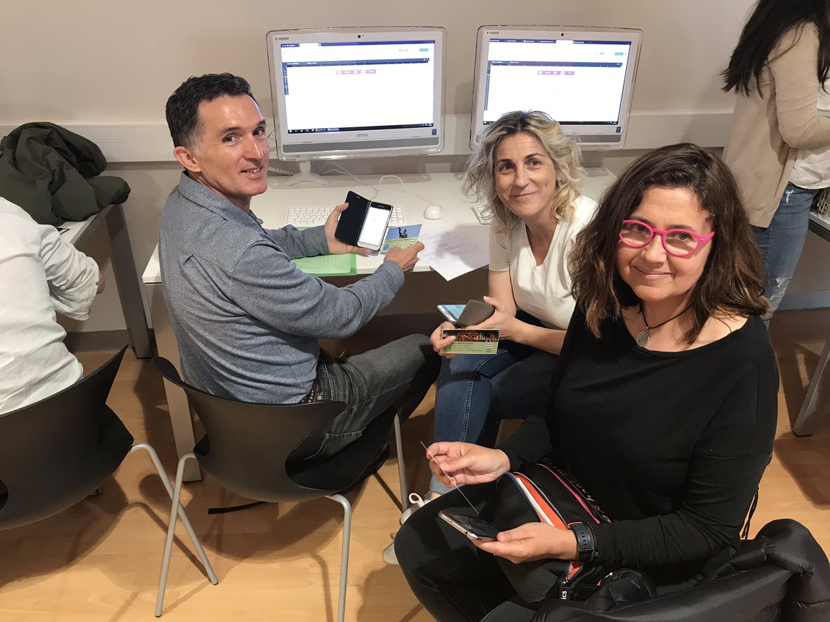 antoninavarro's tweet photo. Professorat fent el seguiment de l’alumnat al Menador durant la #CSada19 #CsCEFIRE amb el trampantojo i el tema del #sociodrama sobre #MòbilsON #fracturadigital #Eduseguretat https://t.co/b157YdGarh