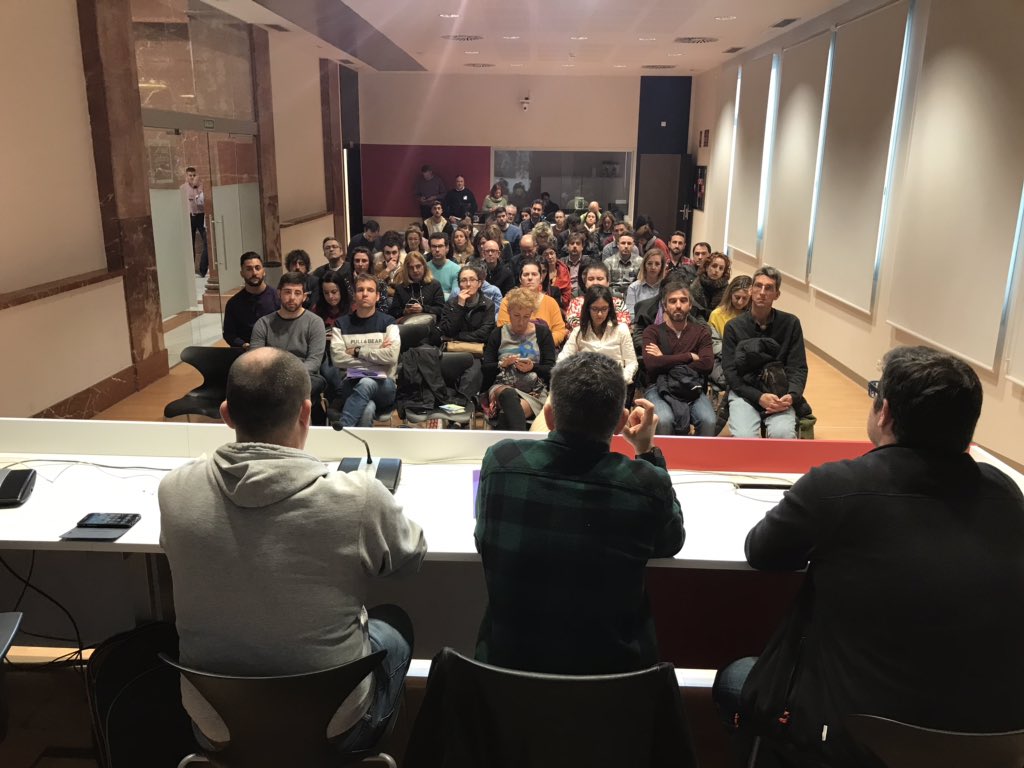 antoninavarro's tweet photo. Abans el professorat repassa les bases de l’escenari formatiu #Castellonada19 al saló d’actes del Menador durant la #CSada19 #CsCEFIRE amb el trampantojo i el tema del #sociodrama sobre #MòbilsON #fracturadigital #Eduseguretat https://t.co/3ofzB8G7N4