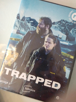 scriptgirlnl's tweet photo. Kijk eens wat ik heb binnen gekregen van @LumiereBeNL Het tweede seizoen van Trapped! 

Ik ga 'm kijken. Volgende week - waarschijnlijk maandag - volgt de recensie. 

#Trapped #Trapped2 https://t.co/e34MDTAQF5