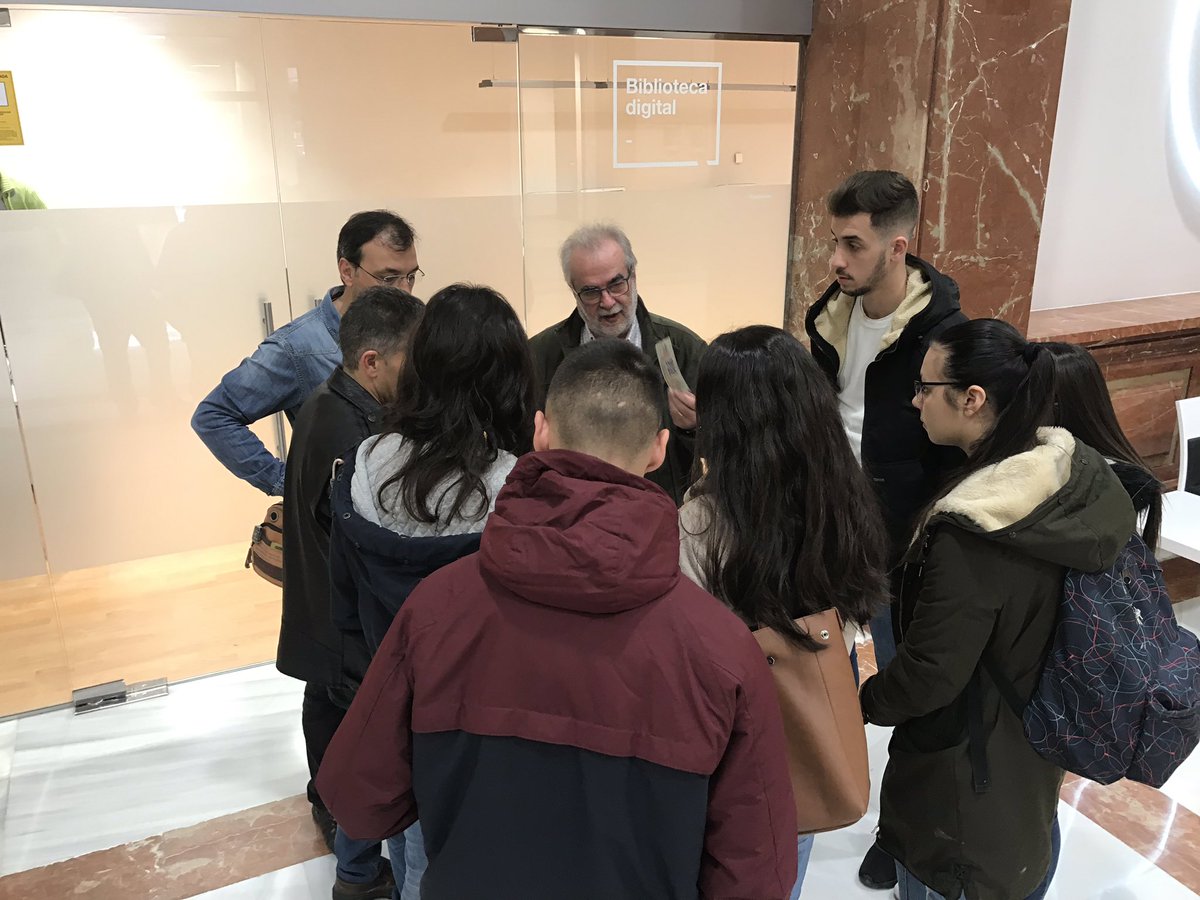 antoninavarro's tweet photo. Professorat gestionant la participació de l’alumant durant la #CSada19 #CsCEFIRE amb el trampantojo i el tema del #sociodrama sobre #MòbilsON #fracturadigital #Eduseguretat https://t.co/KGpzfzdLYd