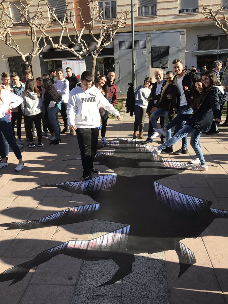 antoninavarro's tweet photo. Professorat gestionant la participació de l’alumant durant la #CSada19 #CsCEFIRE amb el trampantojo i el tema del #sociodrama sobre #MòbilsON #fracturadigital #Eduseguretat https://t.co/KGpzfzdLYd