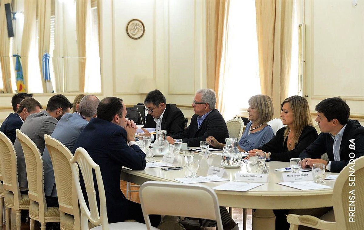 NidiaMoirano's tweet photo. Reunión de Comisión de Asuntos Constitucionales y Acuerdos en @Senado_BA. Seguimos trabajando por los bonaerenses, con el compromiso de seguir construyendo, cada día, la Provincia que soñamos! #JuntosPodemosMás @mariuvidal https://t.co/m9lBT8HQ2R