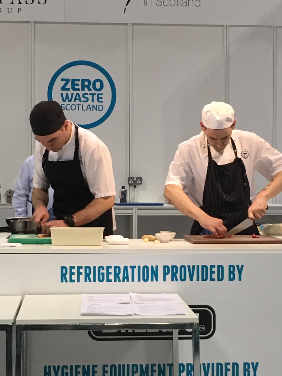 WOJCBIA's tweet photo. Kris &amp; Leonardo 💪🏻💪🏻💪🏻 #ScotHot https://t.co/leusbnffqp