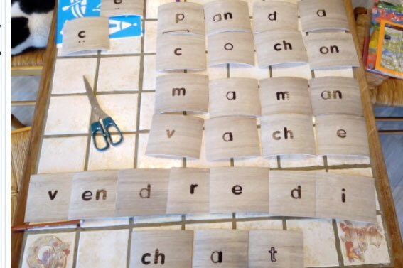 MaitresseMlanie's tweet image. Apprendre par le corps. Apprendre en jouant. On saute sur les dalles pour créer un mot. #cp #lecture #apprentissagelecture #mots #syllabes #sons #école