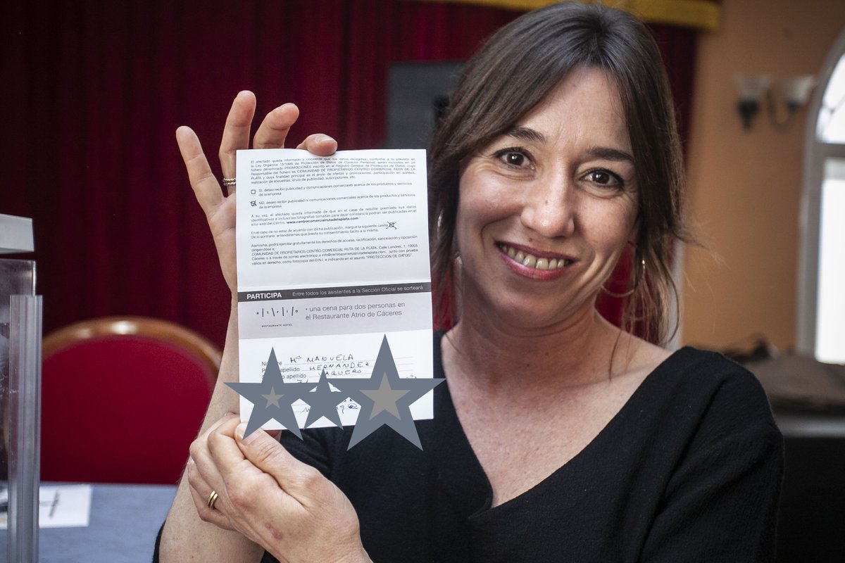 🤩🤩Y la ganadora de la 'Cena para dos' en el restaurante #Atrio es....... 📡 #ManuelaHernándezVaquero Una aficionada a nuestro festival que tendrá una gustosa recompensa. La actriz #LolaDueñas, San Pancracio como Mejor Actriz fue la encargada de sacar el cupón afortunado.