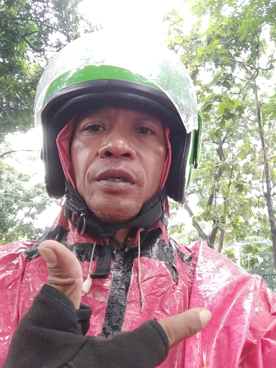 RomitsuT's tweet photo. Yth, bapak Prabowo, ini putri tukang ojek yang bapak pernah Bantu dan sekarang telah lulus Sarjana dengan "Sangat Memuaskan" di Unsoed,walau Bapak tdk perbolehkan untuk dibuka ke umum tapi ini rasa tanggung jawab saya dan anak saya. Terima kasih juga pada bapak SBY yg ikut andil. https://t.co/jsYaNjZIxV