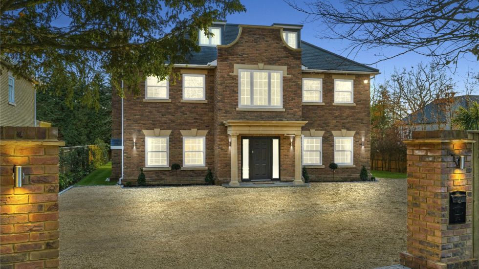 struttandparker's tweet photo. Brand new individually designed family home located in a prime position close to Farnham Common village centre and fully smart technology equipped. Open House Sat 16th March 10.30am - 12.30pm π‘Β --> https://t.co/vbviOqAaoR #openhouse #commuterhome #leavinglondon https://t.co/J7z93IktiP