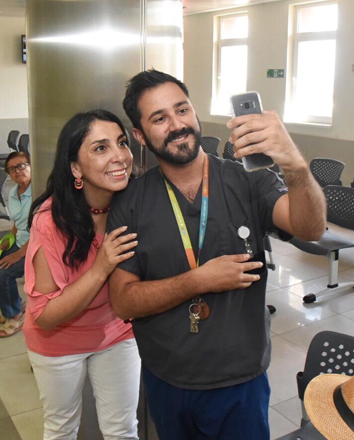 KarlaEnAccion's tweet photo. Continuamos en terreno junto a Gob @YeyiChocair con recorrido x  el @CRSHPC, compartiendo con usuarios, conociendo q opinan de la atención e interiorizándonos de su funcionamiento con médicos/funcionarios, todo con maravillosos murales de fondo q humanizan los servicios q presta https://t.co/zDTe1pU01a