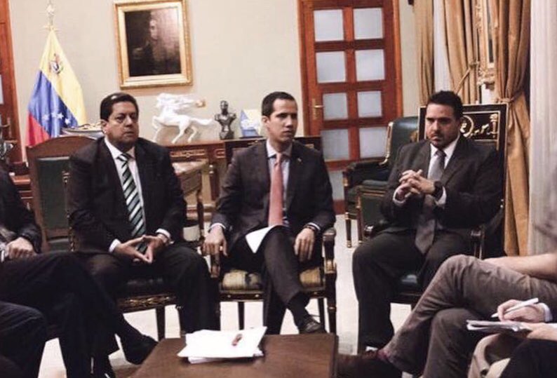 MiguelFontan's tweet photo. De esta compañía, Presidente @jguaido, no sale nada bueno...
A la diestra, el más diestro para no responder las acusaciones de Christian Zerpa; y a la zurda, el izquierdoso mandadero de Rosales y dueño de aquella frase “Yo soy de izquierda y Chávez es un militar de derecha” 🤷🏼‍♂️ https://t.co/BSg69DASVT
