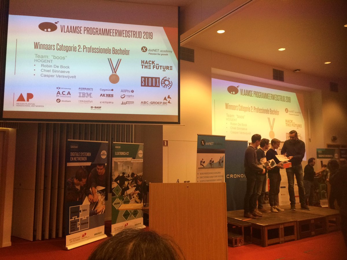 LectorSonia's tweet image. 3 studenten #toegepasteInformatica @Hogeschool_Gent behalen de derde plaats op de #VPW2019 #proficiat!