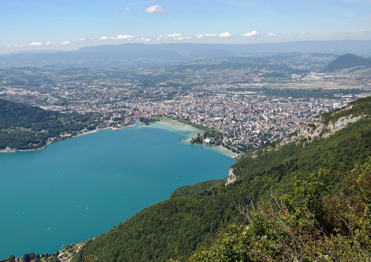 TheDBorder's tweet photo. آنسي - Annecy 
إنها واحدة من اجمل المدن الفرنسية، آنسي تلك المدينة الفرنسية الرائعة التي تملك  سحر خاص تقع إلى الشمال من جبال الألب، تبعد آنسي حوالي 35 دقيقة من جنيف في سويسرا حيث إنها من المدن التي تقع علي الحدود السويسرية. https://t.co/CJVGkXo0n6