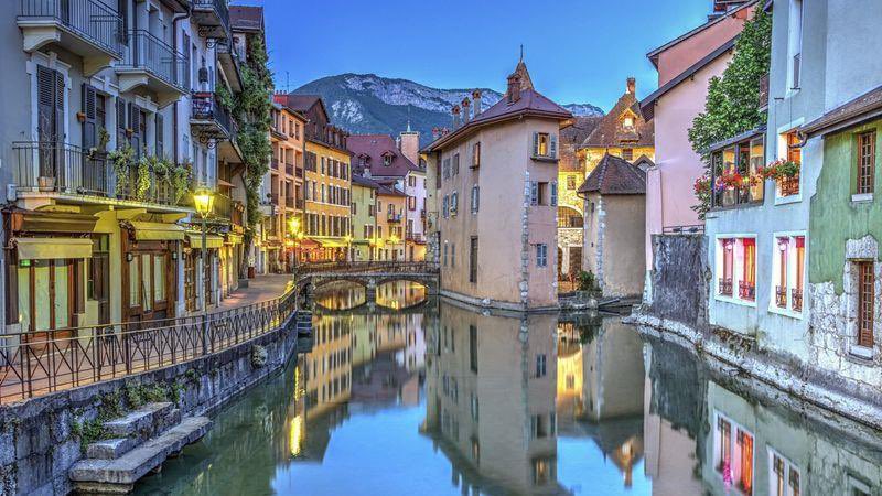 TheDBorder's tweet photo. آنسي - Annecy 
إنها واحدة من اجمل المدن الفرنسية، آنسي تلك المدينة الفرنسية الرائعة التي تملك  سحر خاص تقع إلى الشمال من جبال الألب، تبعد آنسي حوالي 35 دقيقة من جنيف في سويسرا حيث إنها من المدن التي تقع علي الحدود السويسرية. https://t.co/CJVGkXo0n6