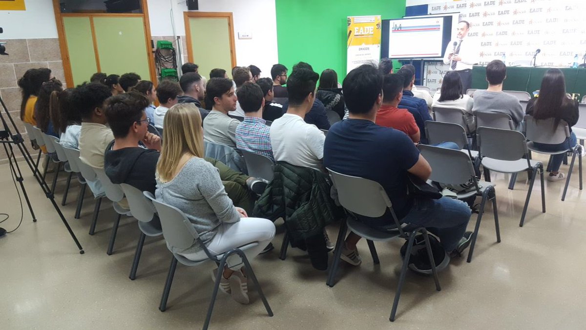 EadeUniversidad's tweet photo. #charlasEADE
Muy interesante la charla de hoy sobre Finanzas personales, ‘Invertir con partitura’, de Israel Mármol, profesor de macroeconomía en segundo de BBA.
#finanzas #finanzaspersonales #asesoria #asesorfinanciero #bba #administracion #economia https://t.co/Yz79LJNvyY