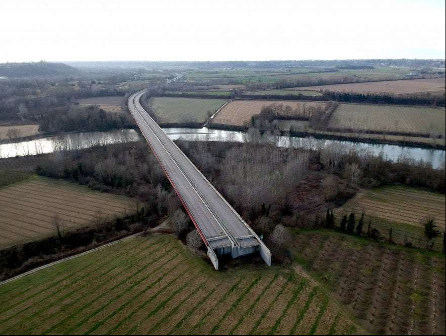 lvoir's tweet photo. Il moncone della grande incompiuta, l'autostrada Asti-Cuneo, si perde nei campi e finisce nel nulla. 
L'opera è così dal 2012 e ora quelli bravi, tipo @SergioChiampa chiedono a questo governo di darsi una mossa.
Umm... per prima cosa metterei al gabbio chi c'ha magnato sopra!! https://t.co/rbgitHygkO