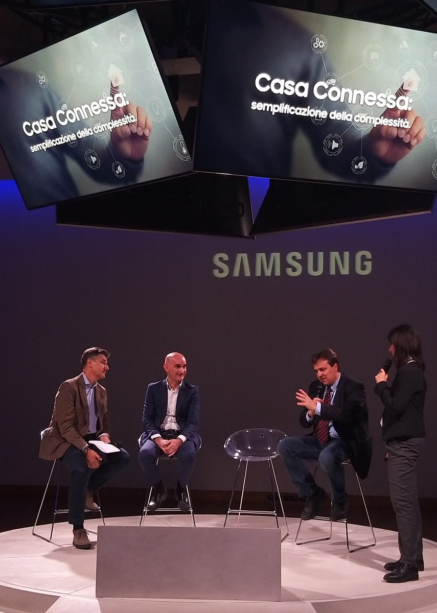 SamsungItalia's tweet photo. "Samsung investe in prodotti smart su tutti i livelli che siano accessibili ai consumatori: come #FamilyHub il frigorifero connesso, che permette ai consumatori di vedere cosa c'è all'interno del frigorifero da remoto." Antonio Bosio #SamsungDigitalWeek https://t.co/KH7wOsTwJS