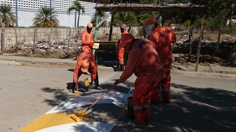 DouglasBorrell's tweet photo. Las brigadas de #Mantenimiento en conjunto con @Comipol y #PavimentacionRD dirigidos por el capitán de navío #FelizJose y el Ing. #AxelPimentel desarrollaremos actividades de aplicación de pintura, limpieza, bacheos técnicos, fumigación y operativos médicos #MOPCRDesServicio https://t.co/s2wpe2WFiM
