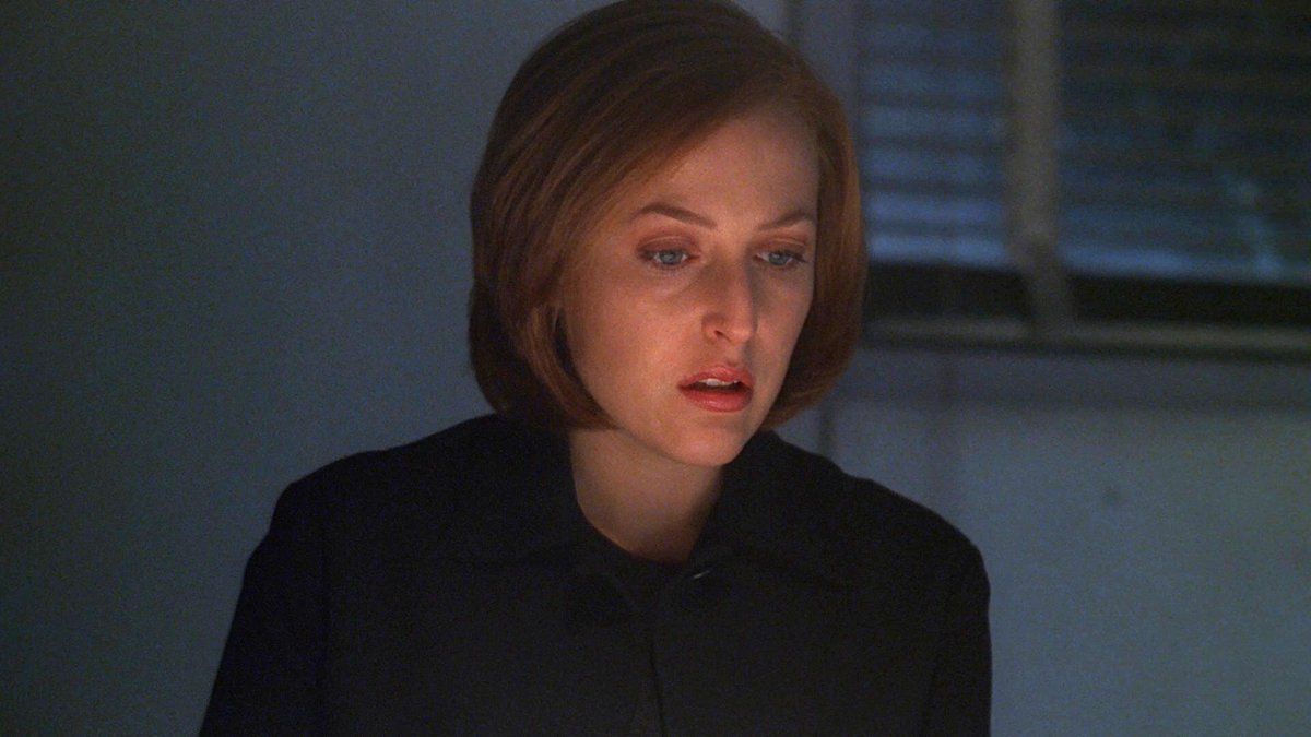 Hey, remember that time Scully was getting a little too into reading smutty fanfic about herself?"She's so flustered by Padgett's book it's as if the man has caught her... well, with her pants down." #XFScriptWatch  #Milagro