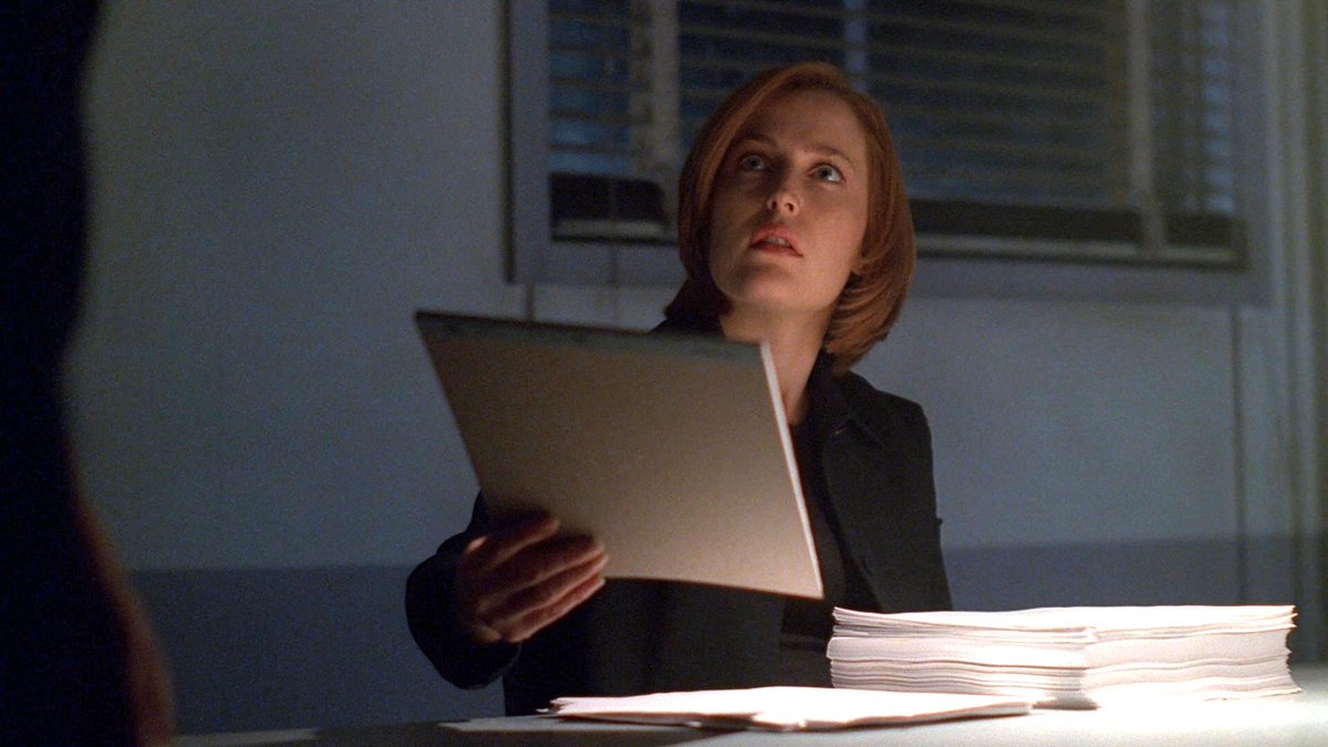 Hey, remember that time Scully was getting a little too into reading smutty fanfic about herself?"She's so flustered by Padgett's book it's as if the man has caught her... well, with her pants down." #XFScriptWatch  #Milagro