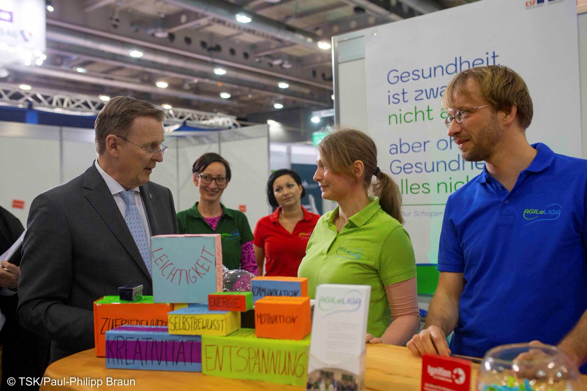 thueringende's tweet photo. Ministerpräsident @bodoramelow zeichnete heute auf der Gründermesse Ignition einige junge Schülerfirmen mit dem Preis des Thüringer Schülerfirmenwettbewerbs aus. Den anschließenden Messerundgang nutzte 
der Ministerpräsident um mit Unternehmen ins Gespräch zu kommen. #IGN19 https://t.co/Tj6v4Ilnfv