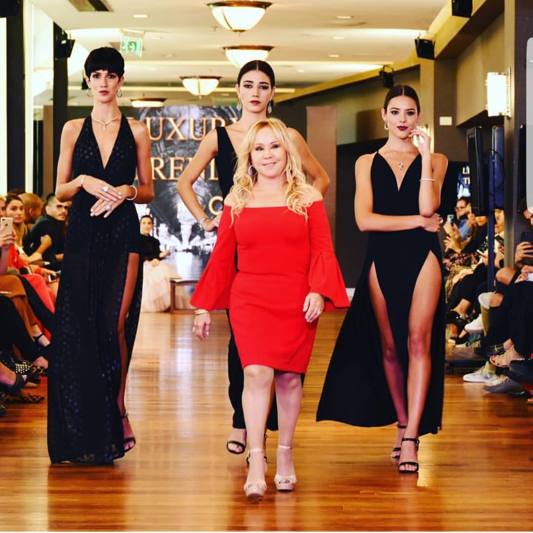 Edith Miroznik, diseñadora de la marca #RubiRubi en el cierre de #LuxuryTrends <a href="/arfashionweek/">VidalRivas</a>