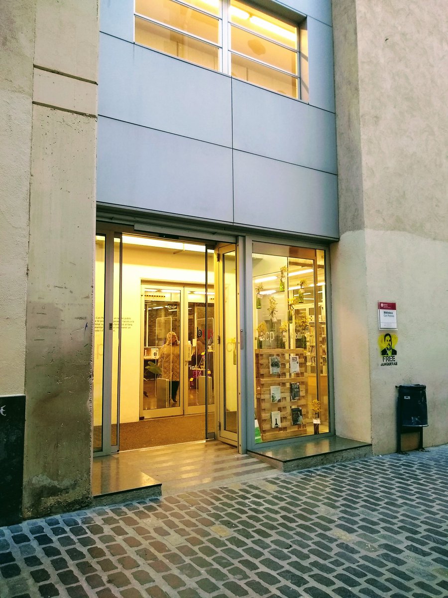 a1_marques's tweet photo. A la biblioteca Can Pedrals de Granollers hi ha una bona accessibilitat. Tot i així, estaria bé que la segona porta fos més fàcil d'obrir per tal de donar encara més autonomia, ja que cal una segona persona per aguantar-la des de fora. #sharediversitas #diversitatuoc1 https://t.co/Vi4PXntbyR
