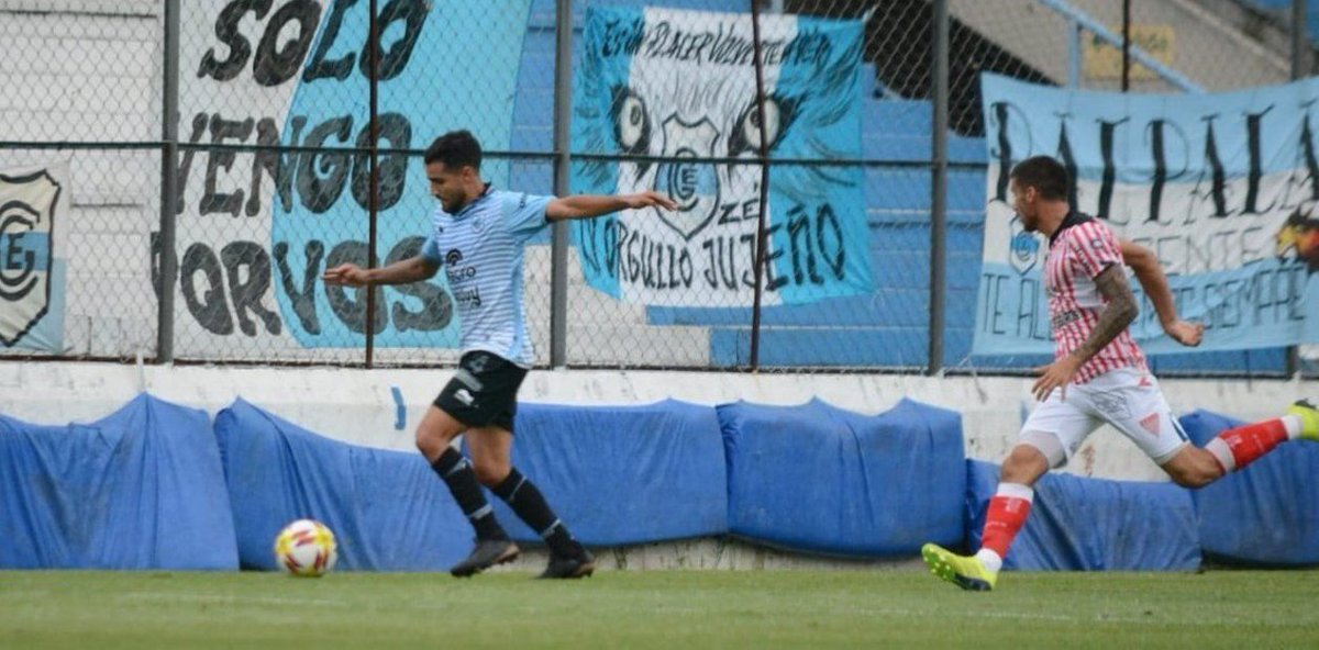 DiarioOle's tweet photo. Violencia y miedo en Jujuy: la barra de Gimnasia y Esgrima amenazó a los jugadores disparando al aire en el medio de la práctica matutina ➡ https://t.co/ORyfUkdL67 https://t.co/htgugLqNY6