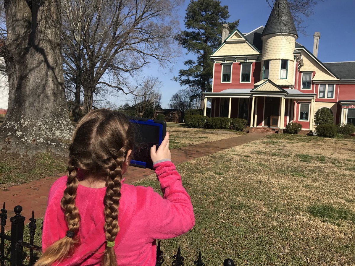 ITRT_DK's tweet image. What fun to be with @CarrsvilleElem 4th graders as they discover that geometry is everywhere! Authentic learning and inquiry makes this #PBL field experience paramount. #IC5Cs @IWCSchools